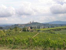 Vista di San Gimignano dalle colline a nord (10200 bytes)